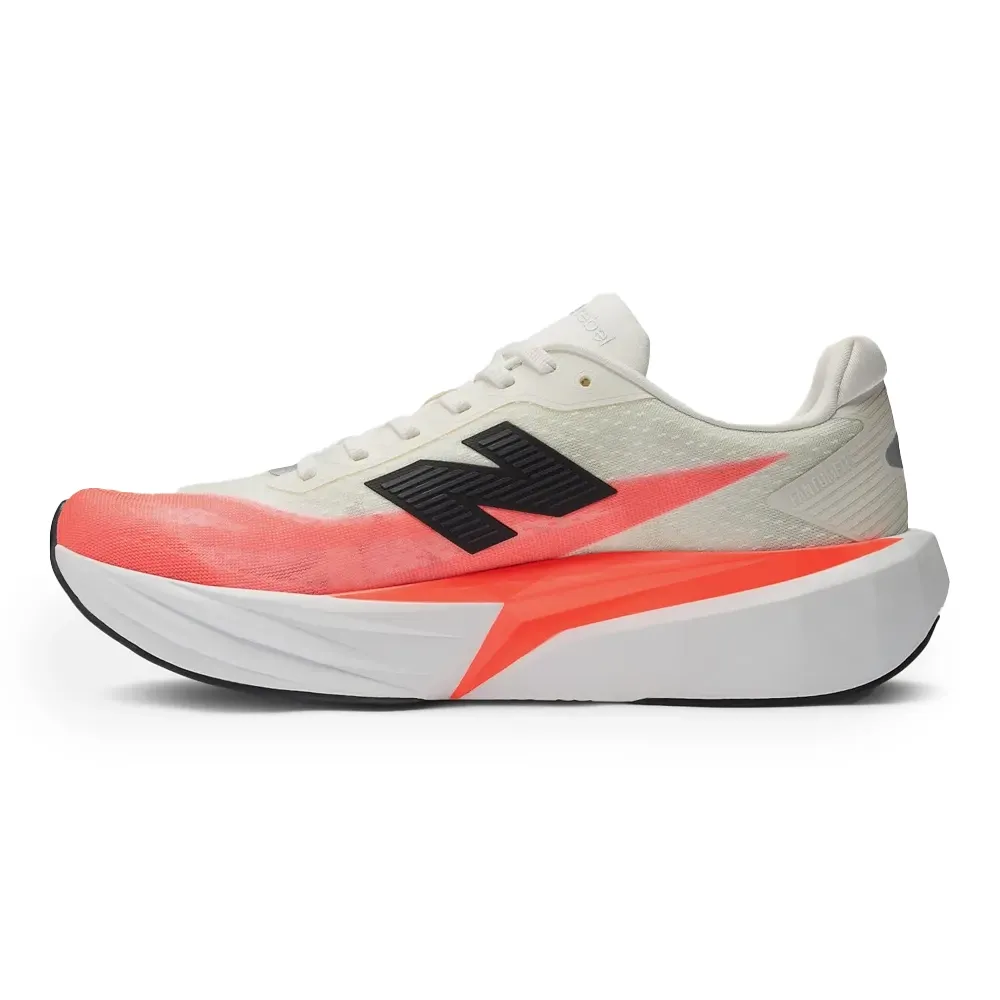 Tênis masculino New Balance Fuelcell Rebel V5 branco com coral, vista lateral direita, destacando logo 'N' preto e solado antiderrapante
